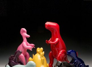 Dinosaures de Brett Kern en céramique émaillée imitant l’aspect d’un jouet gonflable Brett Kern Céramiques émaillées