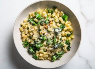Pâtes au brocoli, parmesan et jus de citron Pâtes, brocolis, parmesan et citron
