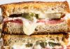 Sandwich, pastrami, cornichons et fromage