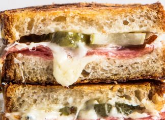 Sandwich grillé au Pastrami, aux cornichons et au fromage, façon croque-monsieur Sandwich, pastrami, cornichons et fromage