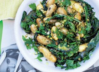 Salade Kale grillé (chou vert frisé) aux pommes de terre Salade de Kale grillé et pommes de terre