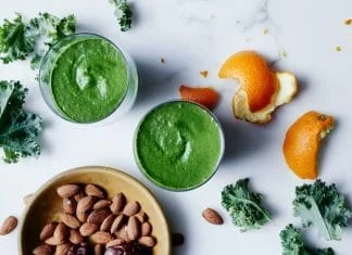 Smoothie aux amandes, kale(chou frisé vert) et banane Smoothie, kale, bananes et amandes