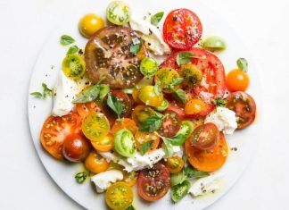 Salade de tomates, mozzarella et basilic, recette facile et rapide Salade de tomates, mozzarella et basilic