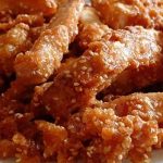 Recette authentique de bananes frites thaï à la coco et aux graines de sésame Tapioca, farine de riz, noix de coco, beignets croquants. Nourriture asiatique typique, street food thailandaise, que l'on retrouve dans les rues de Bangkok, Thaïlande