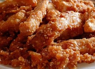 Recette authentique de bananes frites thaï à la coco et aux graines de sésame Recette authentique de bananes frites thaï à la coco et aux graines de sésame Tapioca, farine de riz, noix de coco, beignets croquants. Nourriture asiatique typique, street food thailandaise, que l'on retrouve dans les rues de Bangkok, Thaïlande