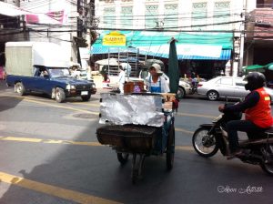 Bangkok street food stand bananes frites