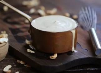 Crème de noix de cajou : nature, sucrée ou aigre, recette végan, facile et rapide Crème de noix de cajou, nature, aigre ou sucrée pour les glaçages