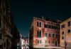 Thibaud Poirier : le côté somnolent de Venise dans des photographies de nuit de fenêtres fermées et de canaux placides