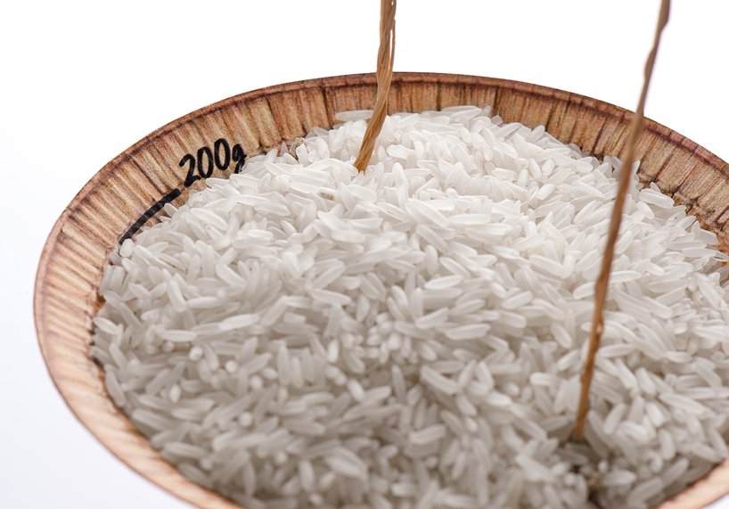 l'emballage du riz rend hommage aux agriculteurs avec un chapeau conique qui sert également de mesure l'emballage du riz rend hommage aux agriculteurs avec un chapeau conique qui sert également de mesure