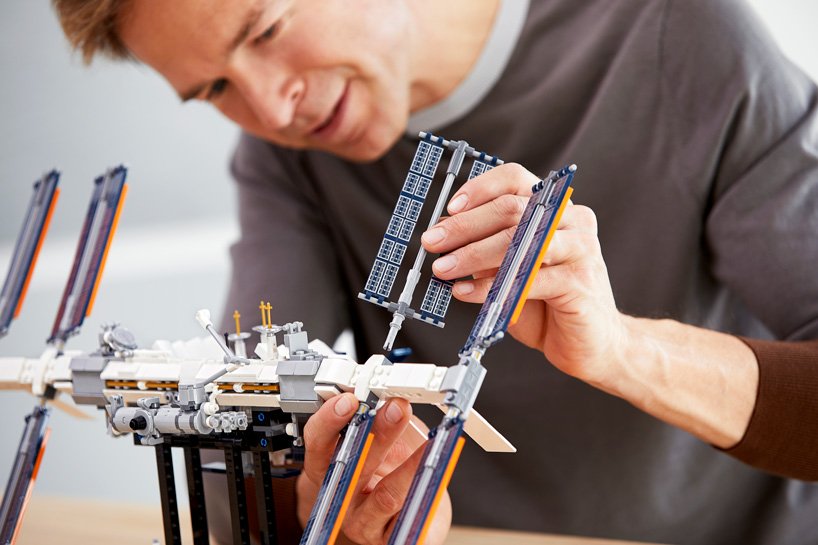 LEGO dévoile une station spatiale internationale de 864 pièces avec des panneaux solaires rotatifs LEGO dévoile une station spatiale internationale de 864 pièces avec des panneaux solaires rotatifs