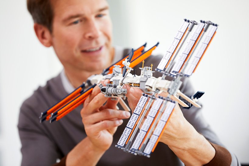 LEGO dévoile une station spatiale internationale de 864 pièces avec des panneaux solaires rotatifs LEGO dévoile une station spatiale internationale de 864 pièces avec des panneaux solaires rotatifs