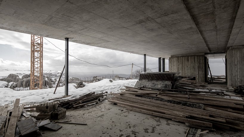 Karim Nader construit une maison en béton + verre sur le socle calcaire du Mont Liban