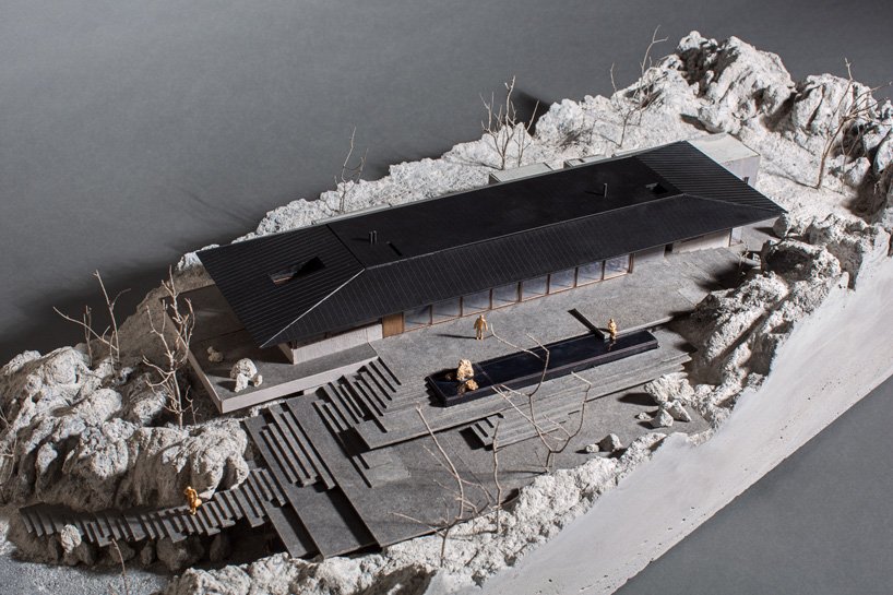 Karim Nader construit une maison en béton + verre sur le socle calcaire du Mont Liban