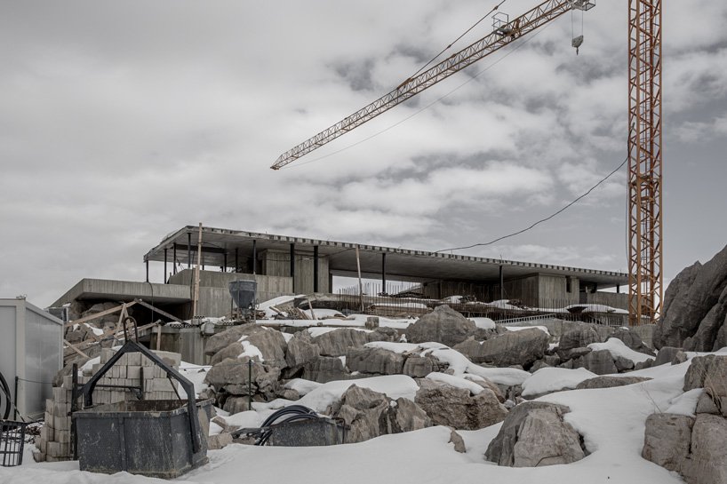 Karim Nader construit une maison en béton + verre sur le socle calcaire du Mont Liban