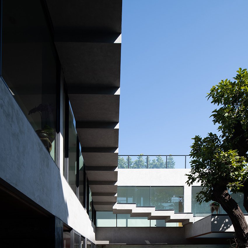 un studio à grande échelle construit la «villa 168» de jongluck pour connecter trois familles en Thaïlande designboom