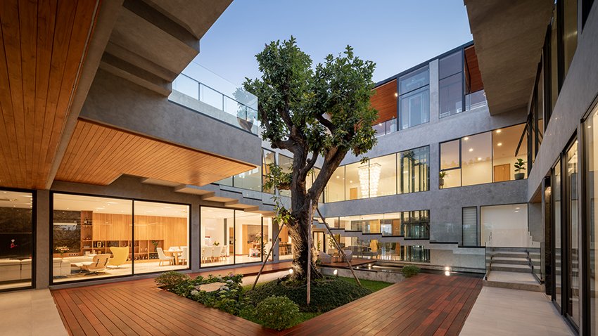 un studio à grande échelle construit la «villa 168» de jongluck pour connecter trois familles en Thaïlande designboom