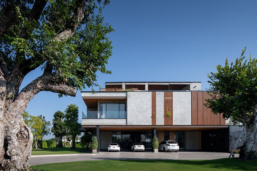 un studio à grande échelle construit la «villa 168» de jongluck pour connecter trois familles en Thaïlande designboom