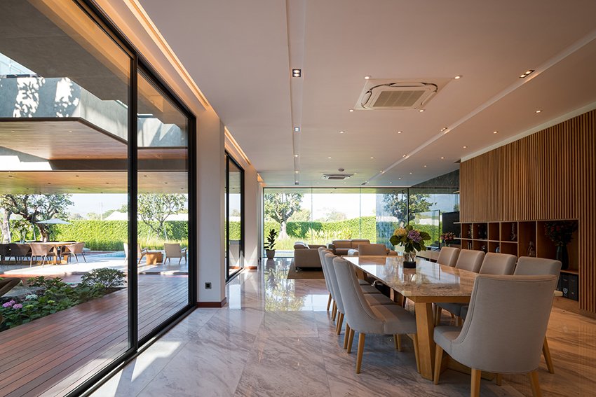 un studio à grande échelle construit la «villa 168» de jongluck pour connecter trois familles en Thaïlande designboom