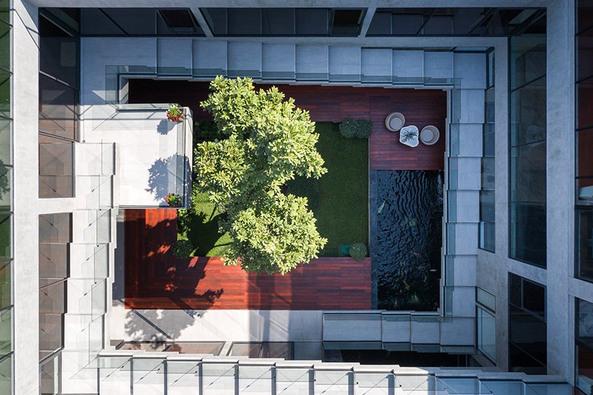 un studio à grande échelle construit la «villa 168» de jongluck pour connecter trois familles en Thaïlande designboom