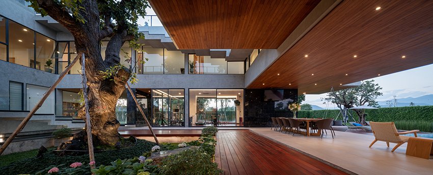 un studio à grande échelle construit la «villa 168» de jongluck pour connecter trois familles en Thaïlande designboom