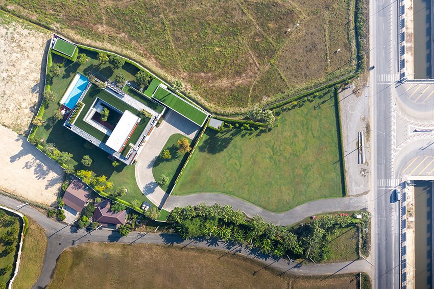 un studio à grande échelle construit la «villa 168» de jongluck pour connecter trois familles en Thaïlande designboom