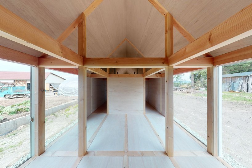   Un architecte et associé de Motoki Ishikawa construit une maison en bois de 50 mètres de long au Japon