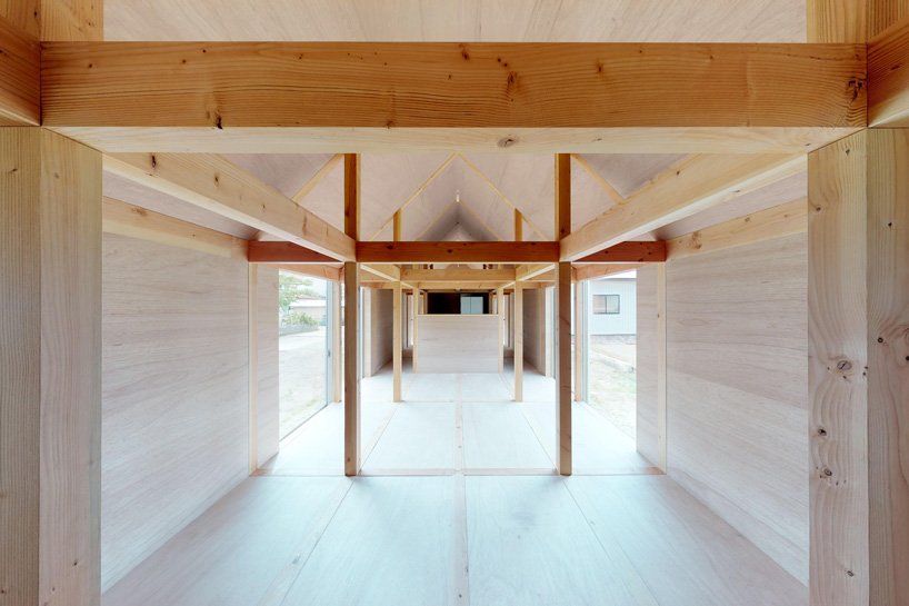  Un architecte et associé de Motoki Ishikawa construit une maison en bois de 50 mètres de long au Japon