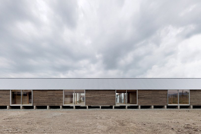   Un architecte et associé de Motoki Ishikawa construit une maison en bois de 50 mètres de long au Japon