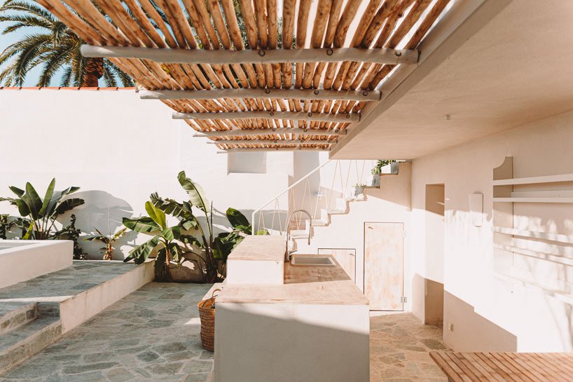 la casa santa teresa d'Amelia tavella célèbre la nature sur l'île de corisca designboom