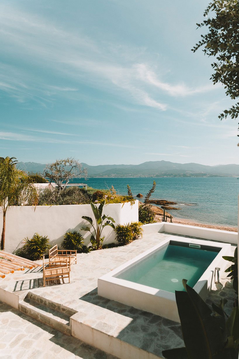 la casa santa teresa d'Amelia tavella célèbre la nature sur l'île de corisca designboom