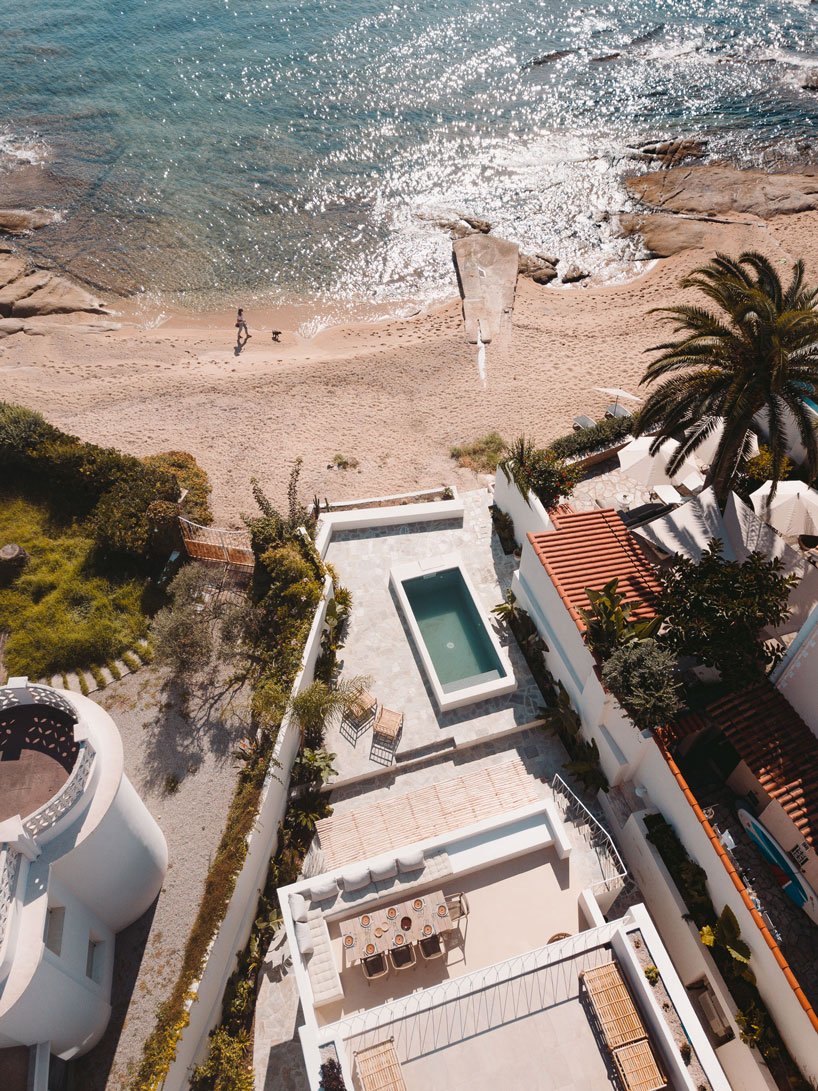 la casa santa teresa d'Amelia tavella célèbre la nature sur l'île de corisca designboom