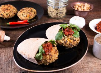 Burgers végétaliens de riz sauvage, cumin et pois chiches Channa Chaul Tikki Burgers végétaliens au riz sauvage, au cumin et aux pois chiches