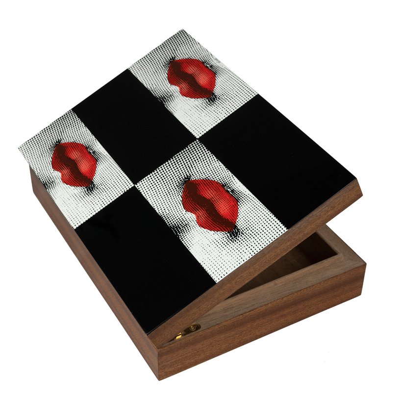 fornasetti s'inspire de la culture pop pour une nouvelle collection d'objets artisanaux