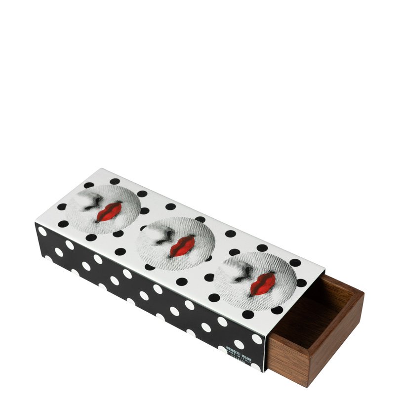 fornasetti s'inspire de la culture pop pour une nouvelle collection d'objets artisanaux