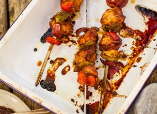 Poulet Shashlik Poulet mariné sur des brochettes Poulet Shashlik