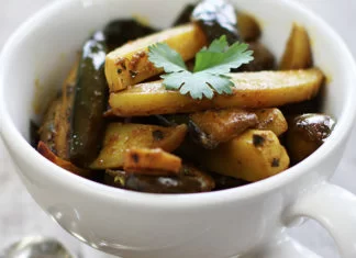 Aloo Bangun Curry de pommes de terre aubergine Aloo Bangun