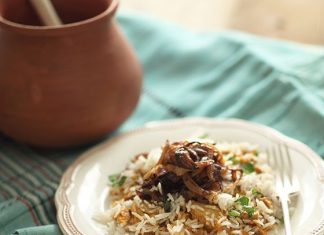 Poulet épicé au poulet biryani en couches dans du riz basmati parfumé