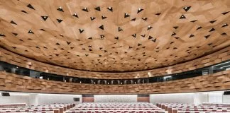 WOOD-SKIN redessine le plafond du hall d’assemblage de l’ONU pour ressembler aux vagues des dunes de sable WOOD-SKIN redessine le plafond du hall d'assemblage de l'ONU pour ressembler aux vagues des dunes de sable