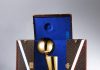 louis vuitton et la NBA dévoilent un étui à trophées de voyage monogrammé en velours bleu LV louis vuitton et la NBA dévoilent un étui à trophées de voyage monogrammé en velours bleu LV
