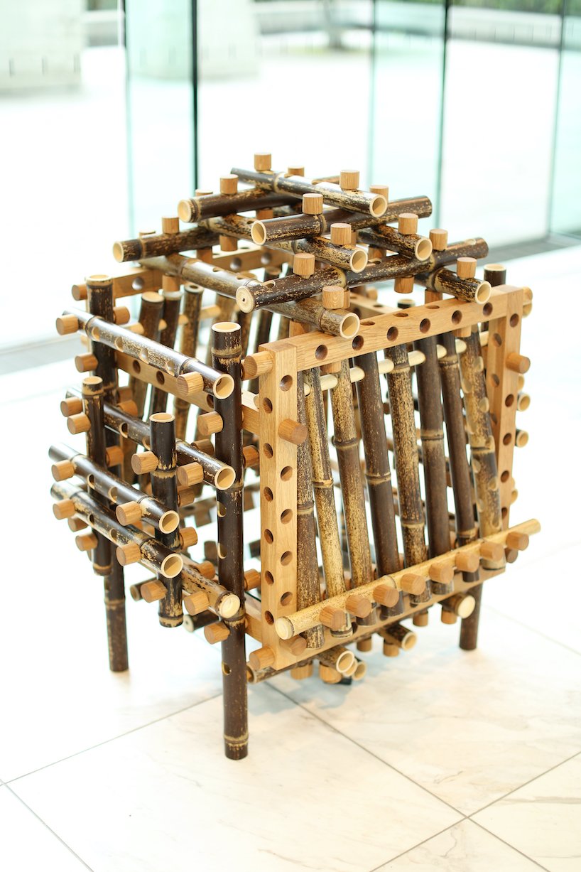 shigeki yamamoto construit une armoire complexe en bambou japonais et en chêne allemand designboom