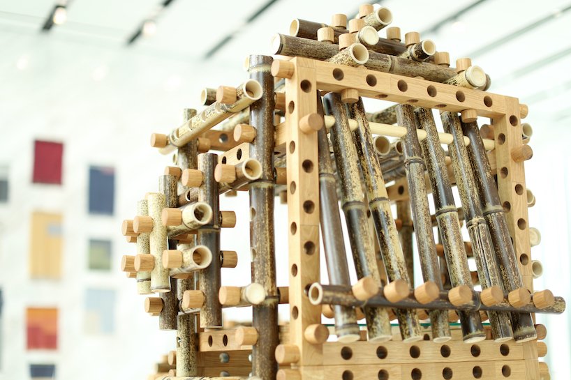 shigeki yamamoto construit une armoire complexe en bambou japonais et en chêne allemand designboom