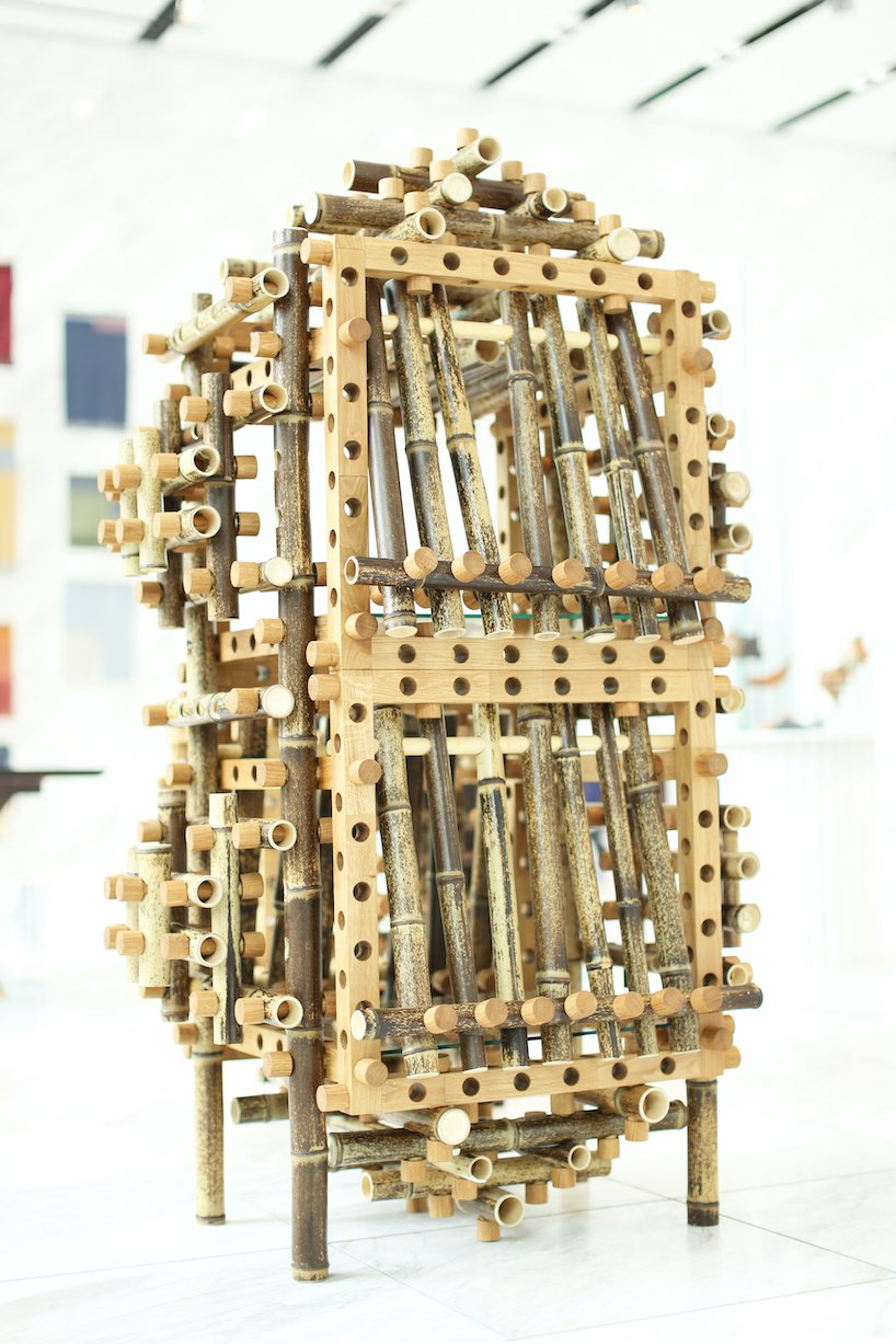 shigeki yamamoto construit une armoire complexe en bambou japonais et en chêne allemand designboom