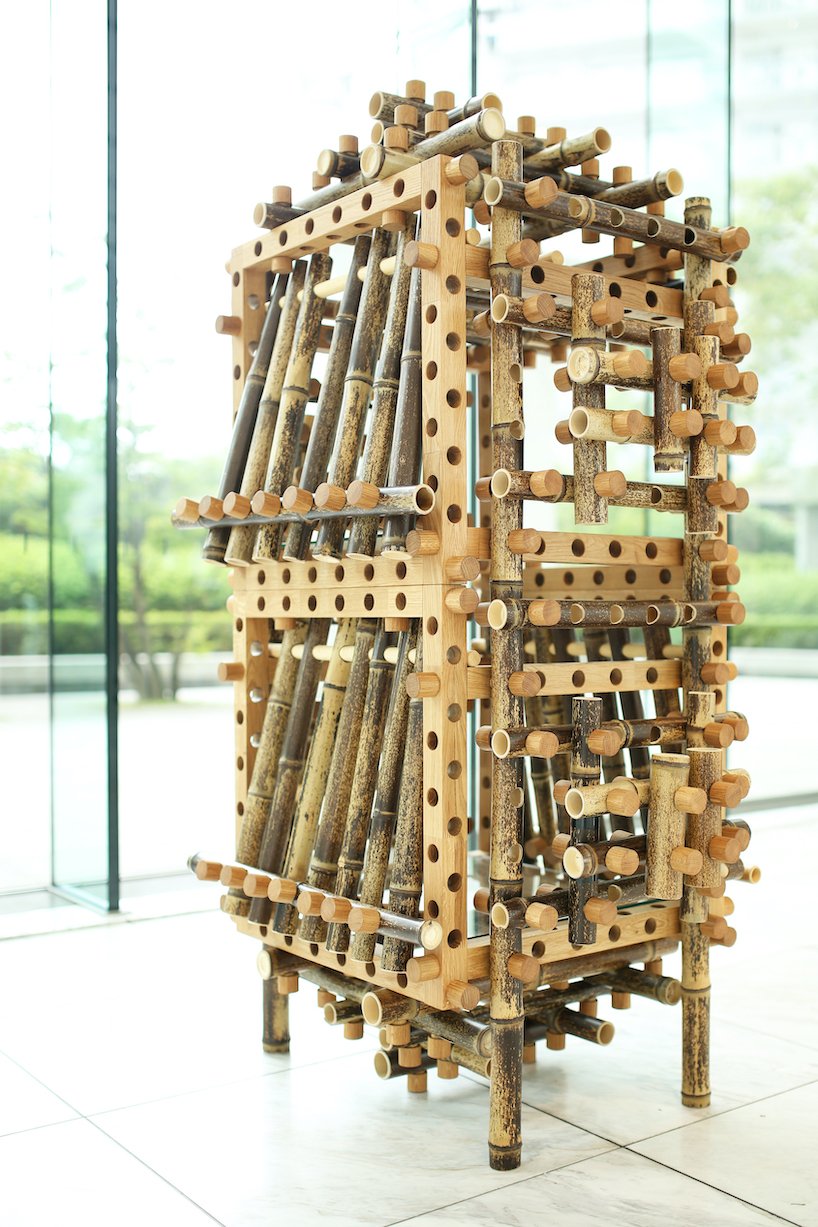 shigeki yamamoto construit une armoire complexe en bambou japonais et en chêne allemand designboom