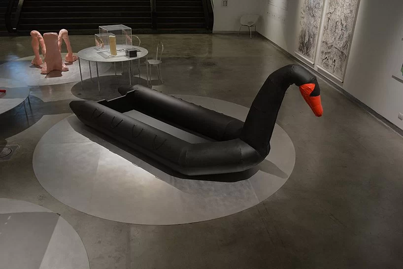 vacances contre immigration: les concepteurs fusionnent un bateau de réfugiés avec un cygne gonflable designboom