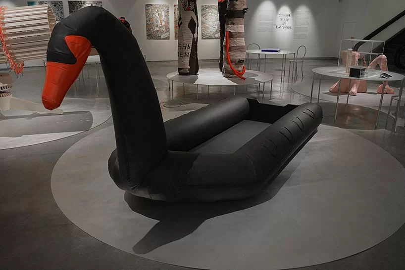 vacances contre immigration: les concepteurs fusionnent un bateau de réfugiés avec un cygne gonflable designboom
