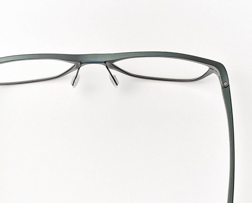 alberto meda retravaille la relation entre lunettes et monture pour la collection de lunettes JINS