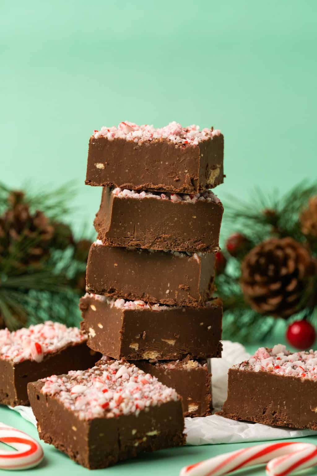 Fudge végétalien à la menthe poivrée en pile. 