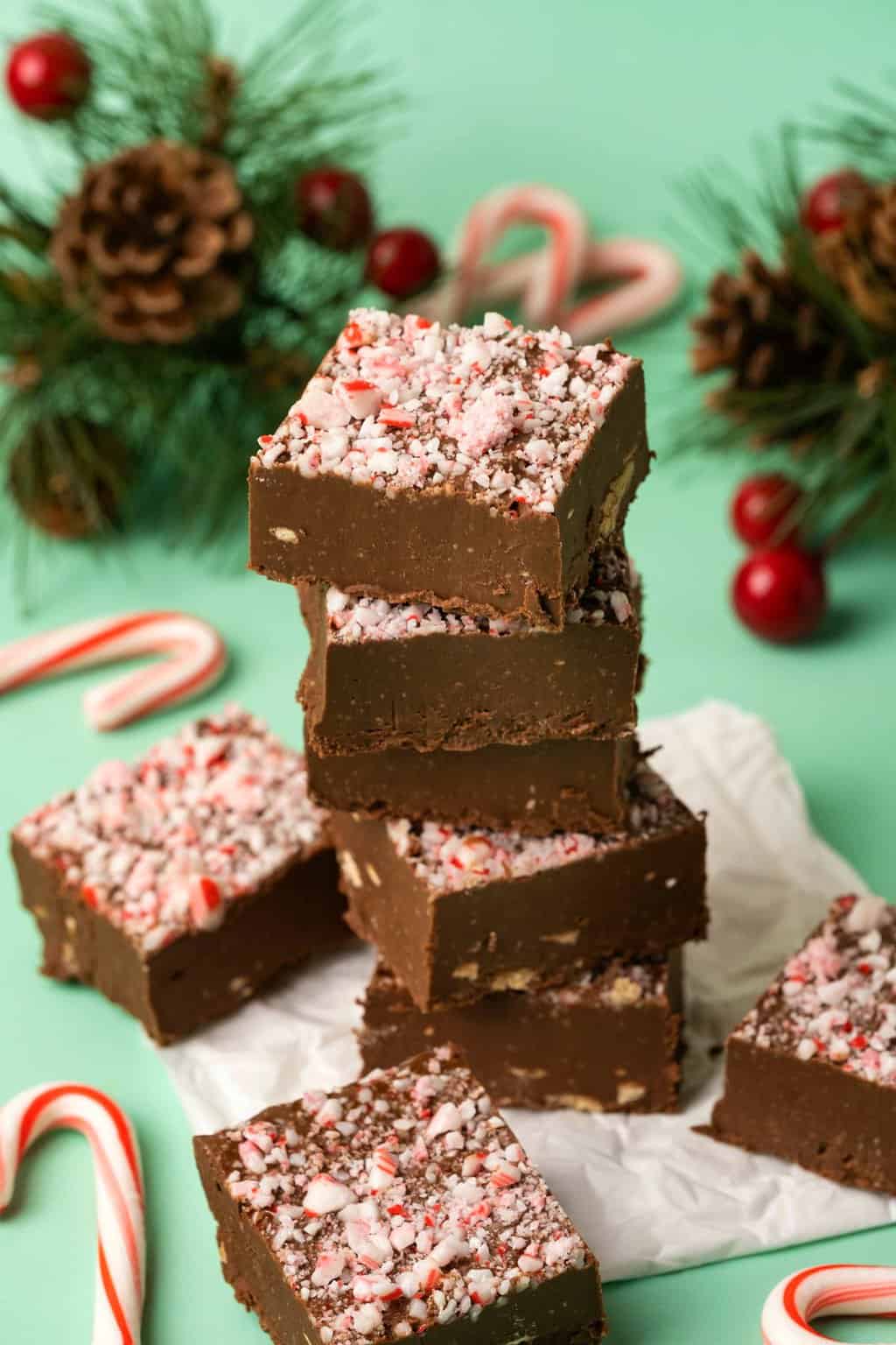 Une pile de fudge végétalien à la menthe poivrée garnie de cannes de bonbon écrasées. 