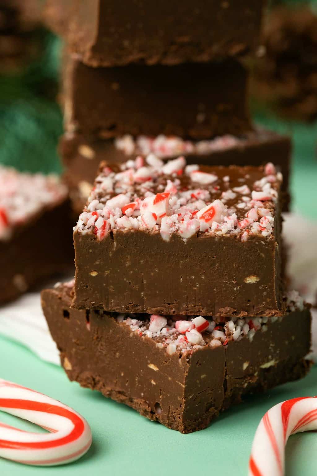 Fudge végétalien à la menthe poivrée garni de cannes de bonbon écrasées. 