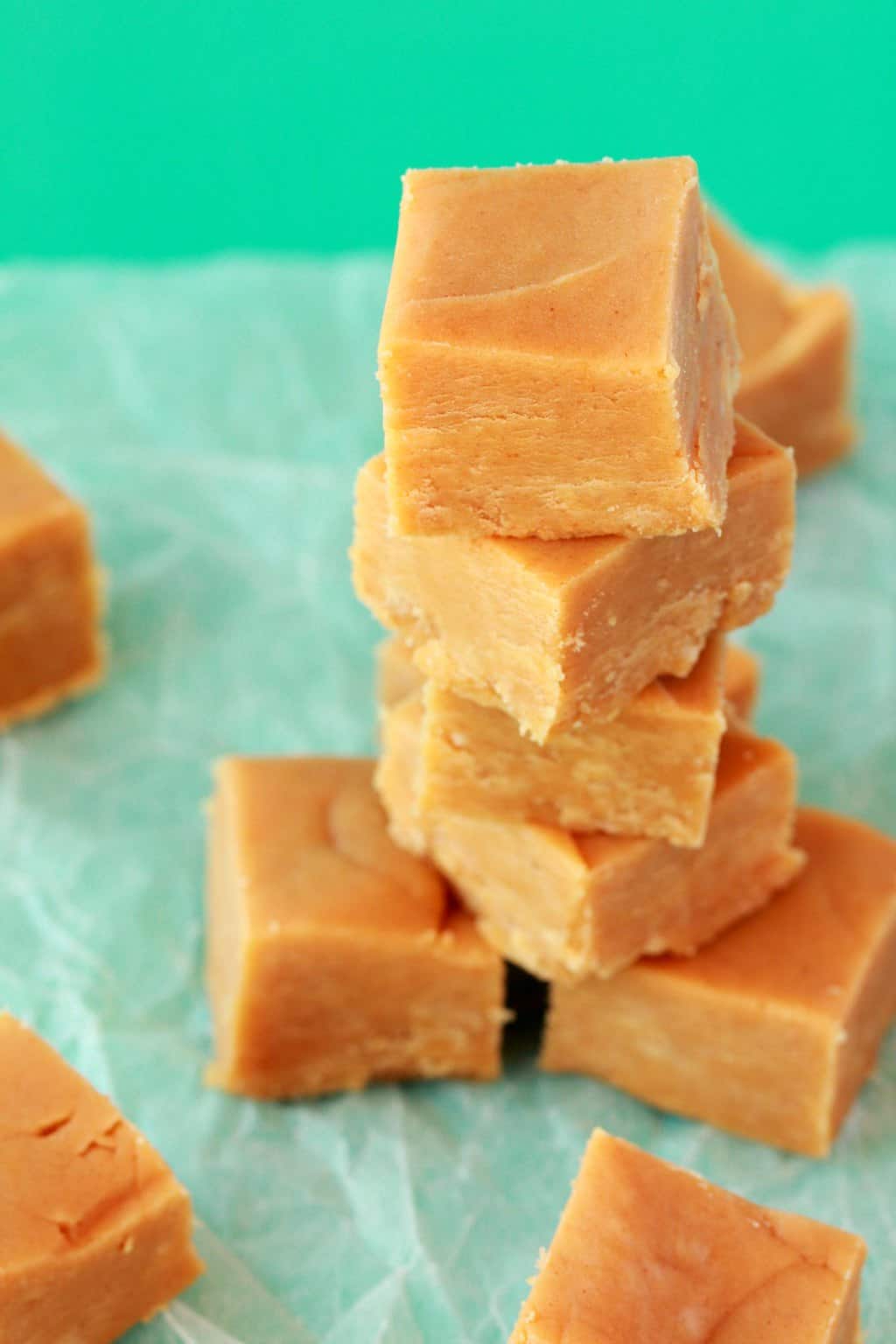 Carrés au fudge au beurre d'arachide sur papier parchemin.